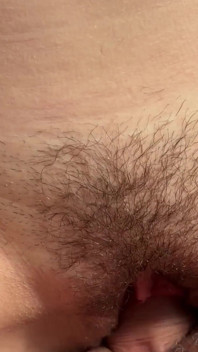 MILF mi honí ptáka olejem před šukáním. POV. Záběr zblízka.