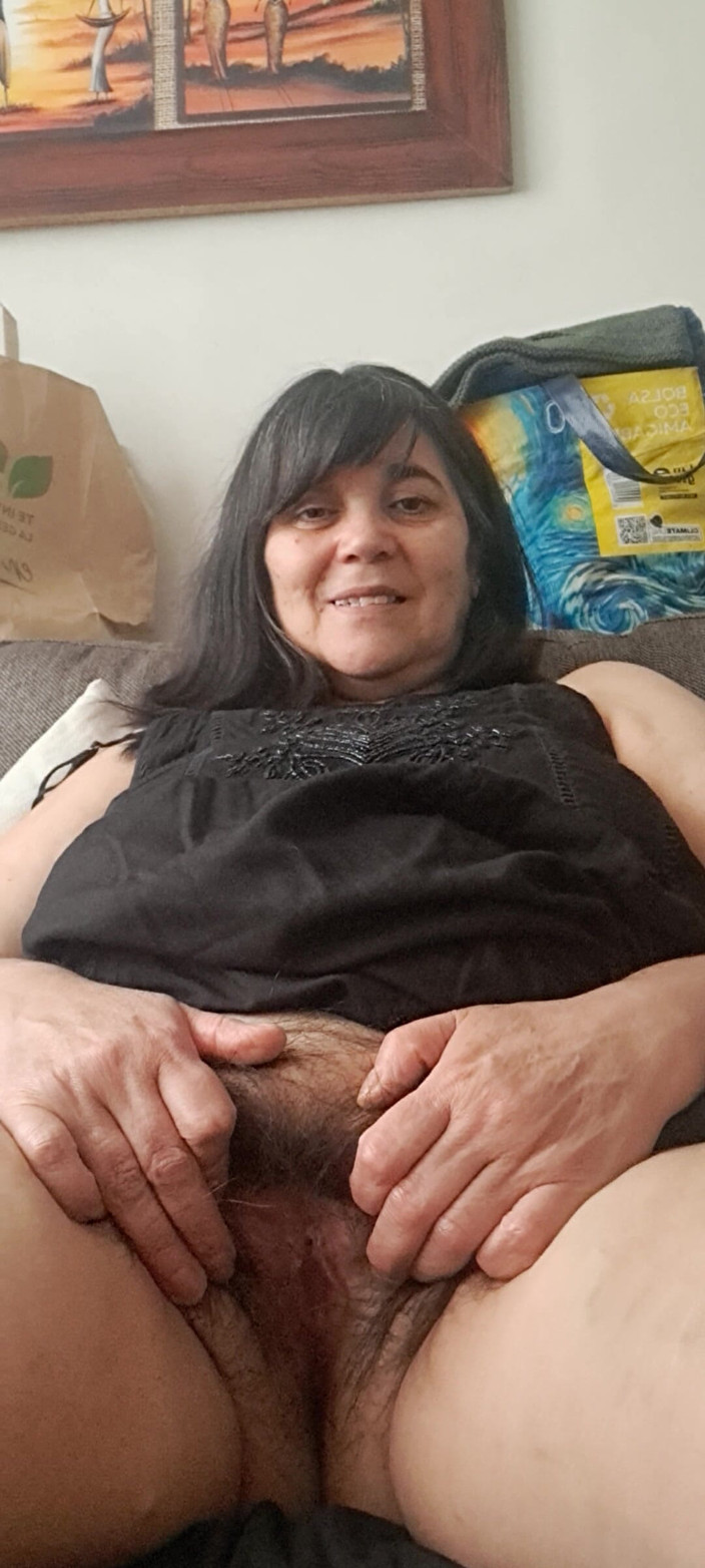 Mommy big hairy pussy: Dojrzała macocha z owłosioną cipką