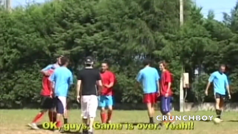 STRAIGHT BOYS CURIOUS FROM PRAHA: Praha'dan heteroseksüel futbolcular açık havada korunmasız sikişiyor