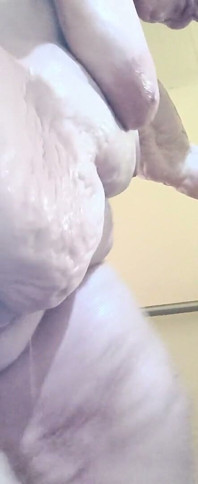 森の中の汚れたいたずらっぽい尻軽女、バケツ洗いがいい