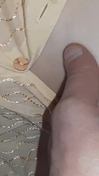 Quando sono venuto nella stanza della mia matrigna la sua figa pelosa era bagnata.