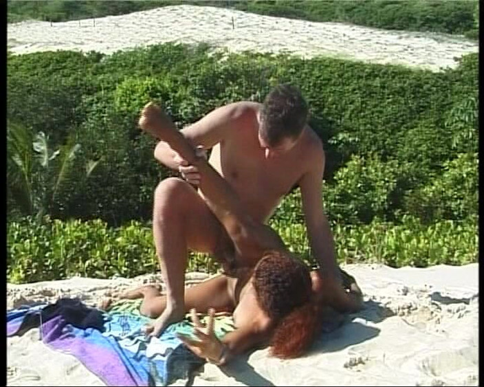 Deutsche Frauen: Das ist ein süßes ebenholz-schätzchen aus deutschland, das am strand...