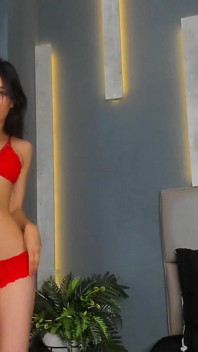 Je Danse Et Me Masturbe Timide Petite Devant La Caméra