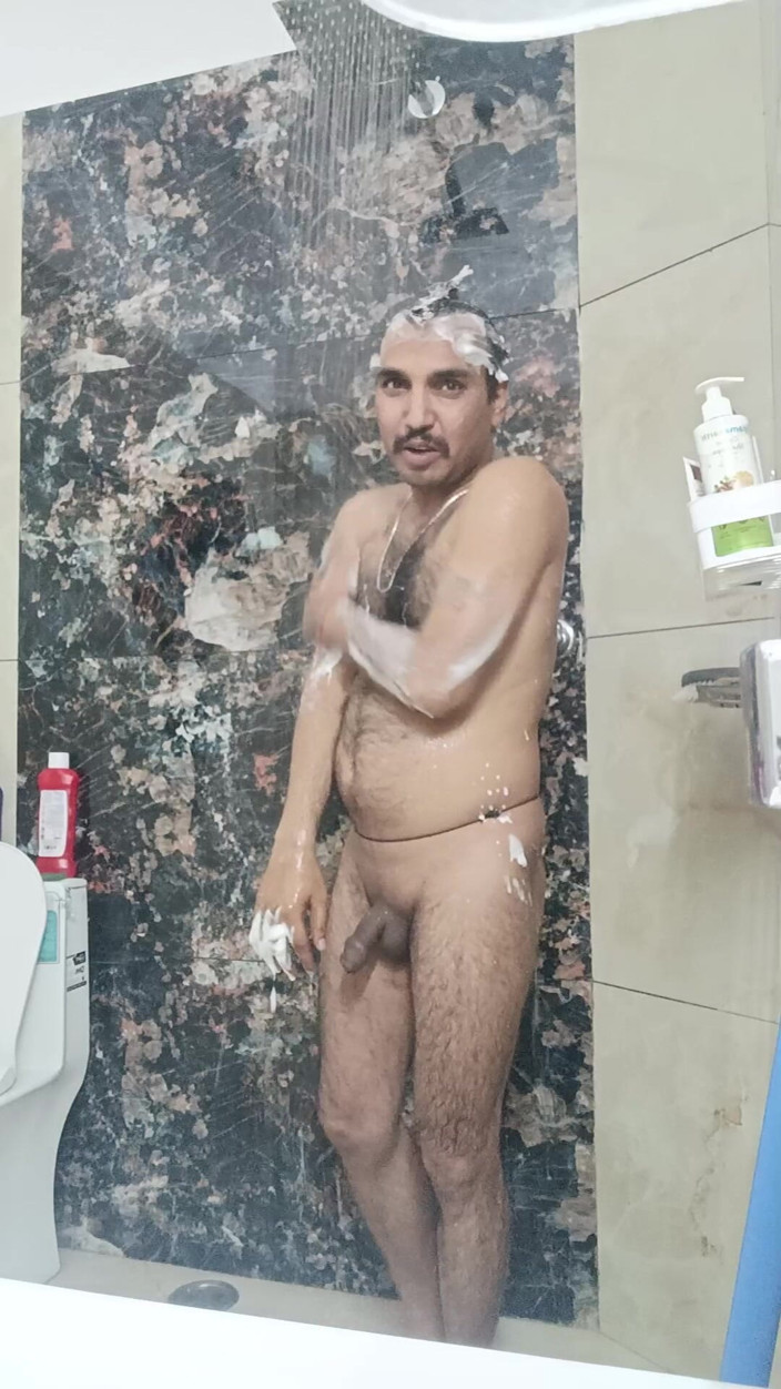 Rajasthani-old-lover:  Hintli desi adam duş alıyor