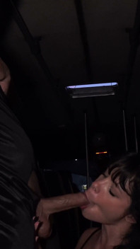 Ghostface podąża za Sylenną w transporcie, głębokie gardło jej i pieprzy