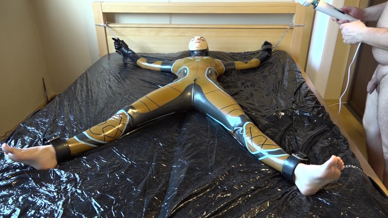 Latex Danielle: Latex Danielle wird am Bett befestigt und mit der massage...