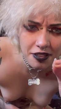Il piccolo uomo nasconde nella bocca deglitterqueen1999 S mentre succhia il suo cazzo da fidanzato la gigantessa gigantessa fetish