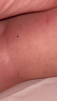 Ejaculare pe picioare sexy de aproape, degete destul de mici