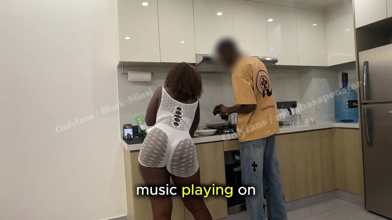 mombasapornstar: Büyük götlü blackminaj mutfakta sikiliyor (tam video)