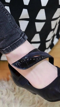 Calcinha pura usada e sapatos estilo dança - elegante provocação com os pés