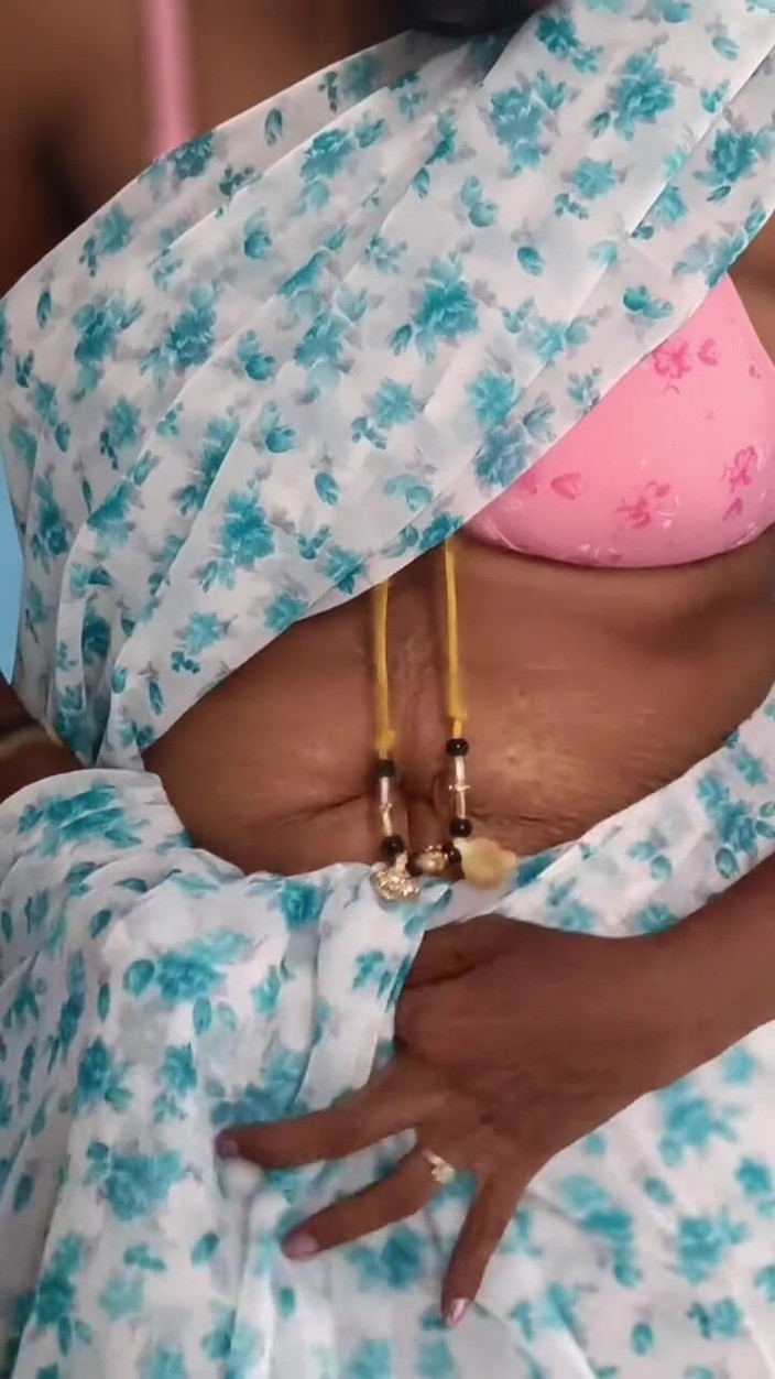 Tamil lesbian: साड़ी पहनी हॉट नई आंटी