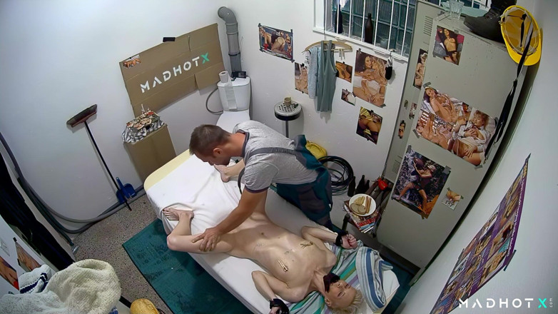 Madhot X: Com as mãos amarradas, engasgos na boca ...