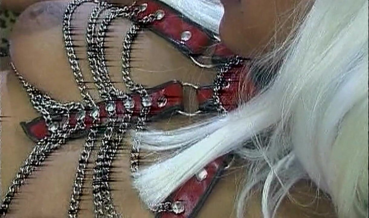 THAGSON MILFS: Latex-MILF dominiert mit Kettenleine und tropfendem oral