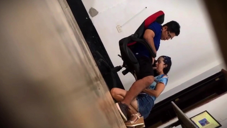 Rorono4zhot: Špehuji svoji kamarádku s cizincem