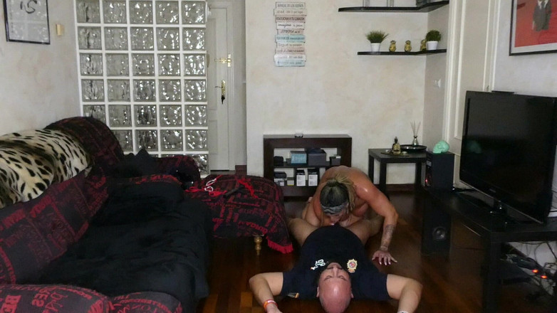 Danaxmuscles: Aku ngentot polisi yang datang untuk menangkapnya