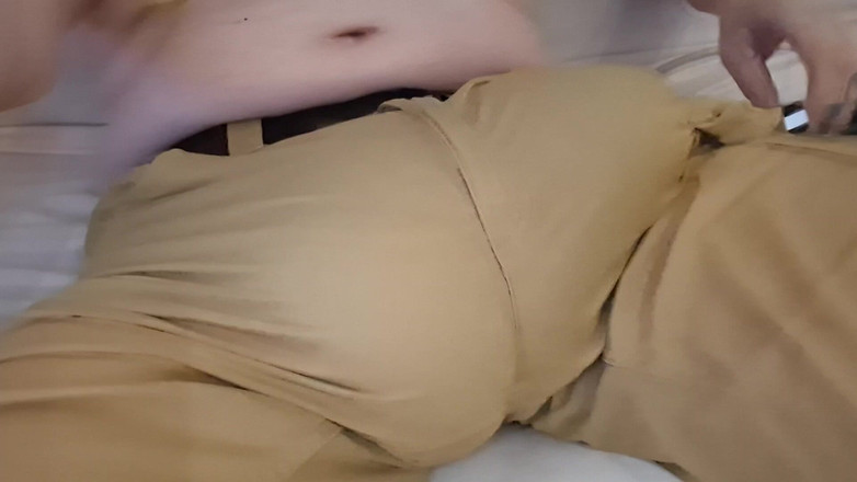 Monster_Meat_: ショートパンツの太ったボブル
