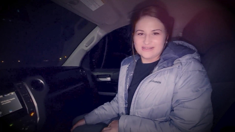 Liddy Tyler: Cuckold zit thuis terwijl zijn vrouw haar vriendje pijpt buiten...