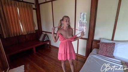 Cail Brodnevski: 继父和继女在酒店房间里睡一张床