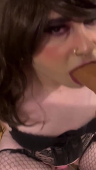 Ik ben nog aan de deepthroat training, kom me helpen?