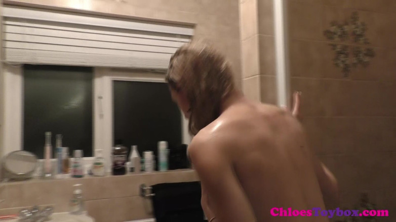Chloe Toy: L’heure de la douche