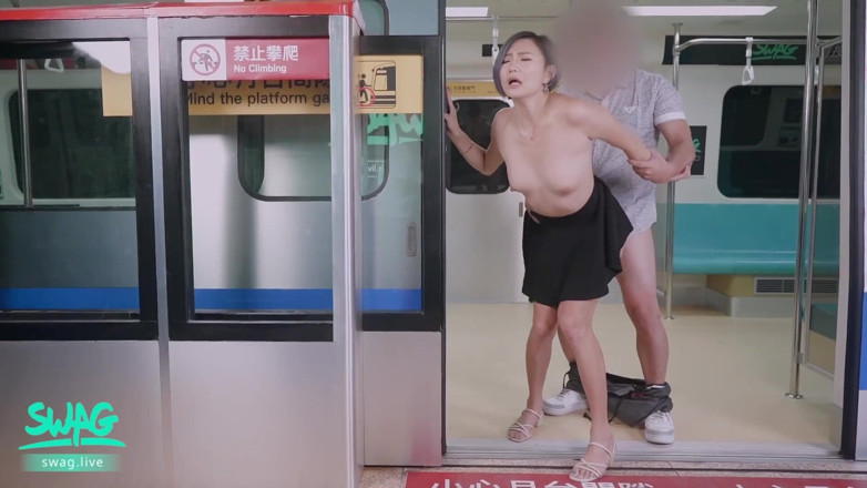 SWAG.live: Curvă la metrou: Ol este futută în grup și umplută cu spermă