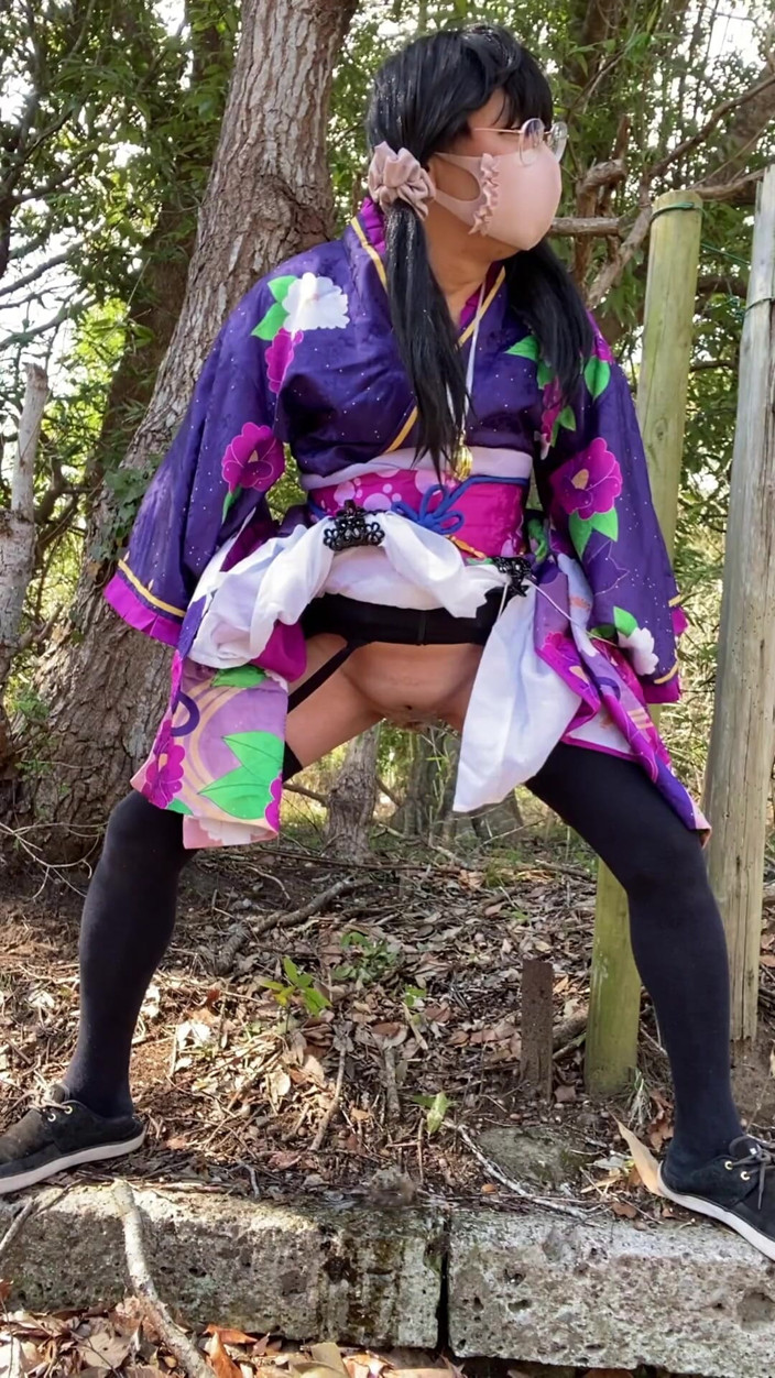 megu2002: No132 Stray pee play in kimono