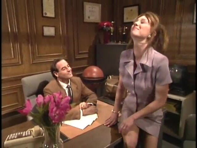 Old Good Porn: Deslumbrante loira com corpo incrível é puxada para o sofá e...