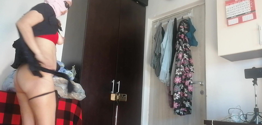Mirsur: 素人人妻在家裸体跳舞。素人女人试穿衣服和剪衣服很有趣。
