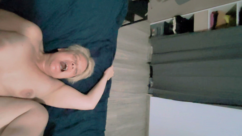Sofy13: En helkroppsmassage, följt av en session där jag ger honom...