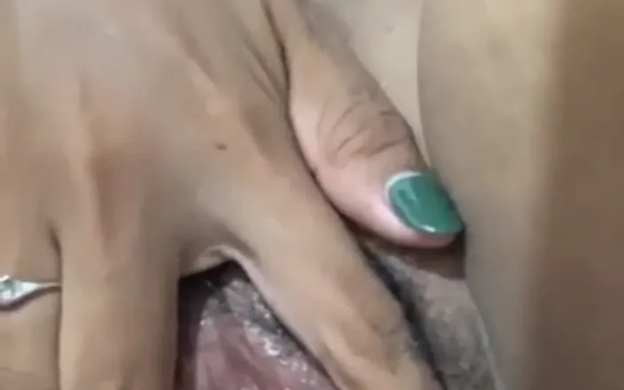 Jilbab69: シャワーを浴びる前に、膣が濡れるまで挿入してください
