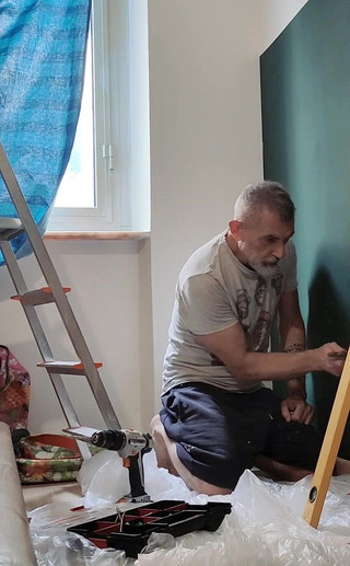 itapapixxl: त्रिशंकु परिपक्व सौतेला पिता घर के रखरखाव करते समय पथपाकर