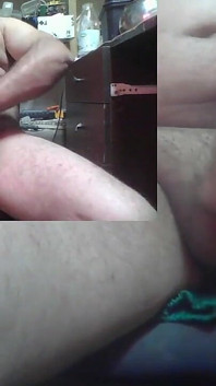 Un papa joue avec sa grosse bite et jouit