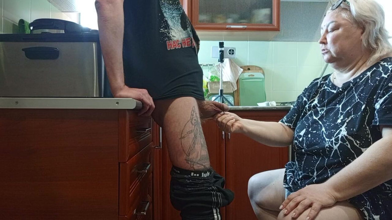 Zona901: Stiefmoeder spuugt al het sperma na het pijpen