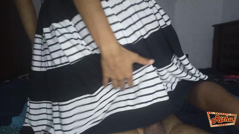 Rithu_Girl: Fata pasionată de călărire inversă se distrează futând o pulă...