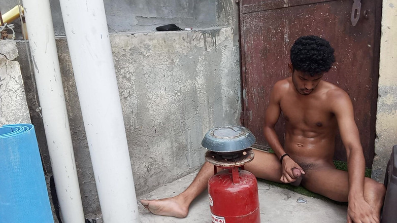 Curlyboy: Chico indio desnudo masturbando semen mientras hace su comida en...