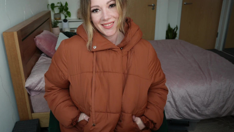 Sasha Curves: Pik met donsjack plaagt