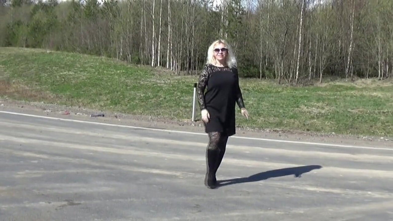 Nylon-Heels: Naughty babe on the road