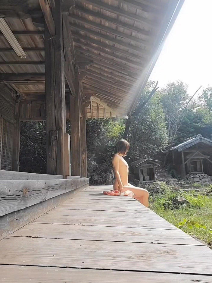 Mayumi Kanzaki: Pada suatu hari musim panas, seorang wanita matang telanjang dan...