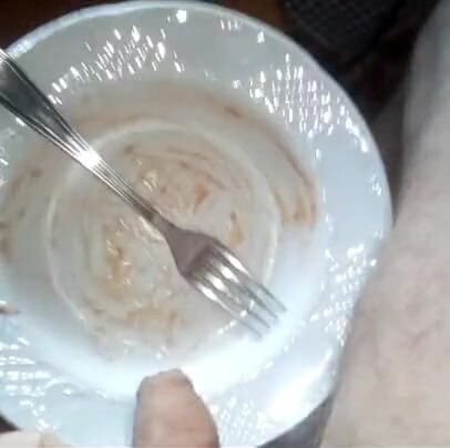 Sex hub male: John iki plaka üzerinde çişini yapıyor