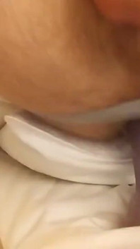 Jockstrap'ta ateşli amatör biseksüel tüylü su samuru büyük dildoya biniyor büyük yarağı okşuyor
