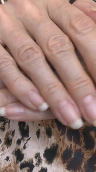 มือสวยๆ ท่าโพสต์สุดเซ็กซี่ เล็บยาว คุณนายวิคตอเรีย วาเลนเต้