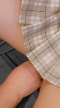 Fingering memek mungilku di balik rok mininya