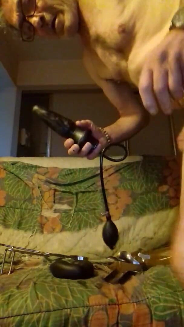 Charlotin: Gay man plays with asshole