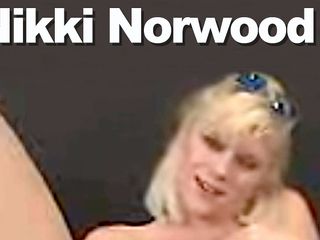 Edge Interactive Publishing: Nikki Norwood se dezbracă cu un vibrator roz