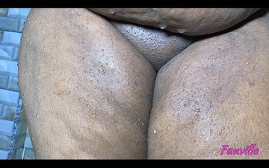 Funvilla2: Tiempo de ducha para madrastra gruesa