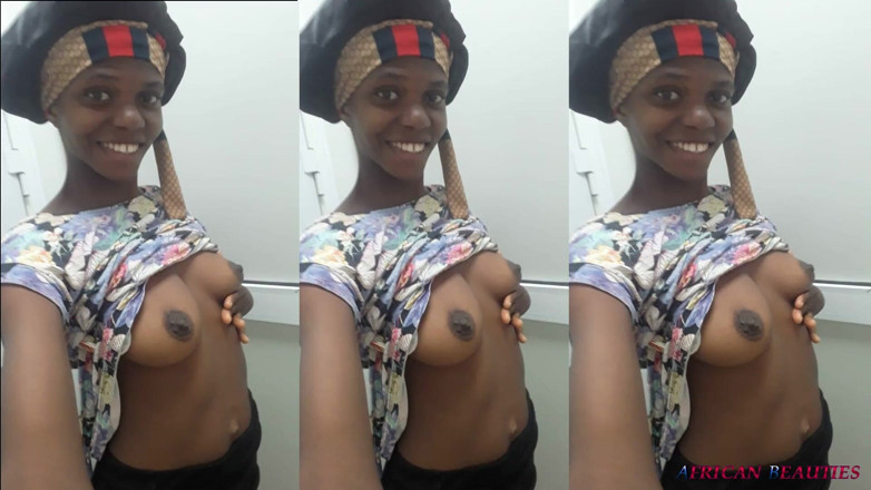 African Beauties: Čokoládová děvka masturbuje a chčije její přítelkyni