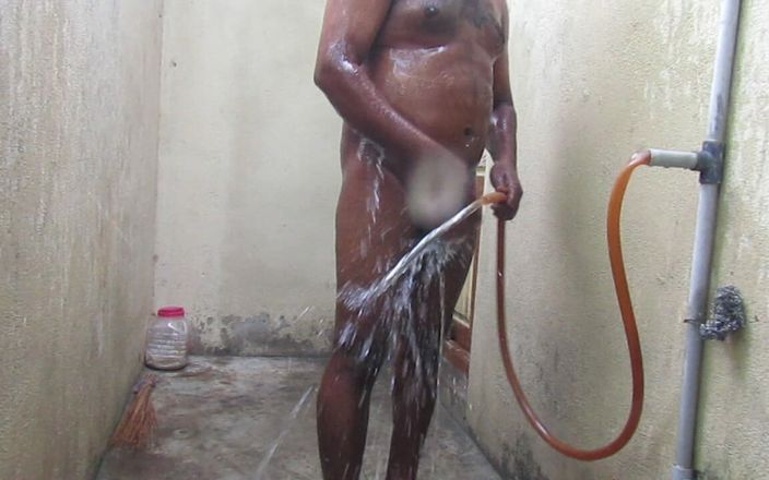 Tamil x cock: Soft and Hard in the Shower Bathing - Um pau limpo é...