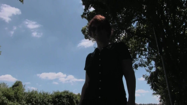 Popp Sylvie: Caught! Outdoor barefoot fucking