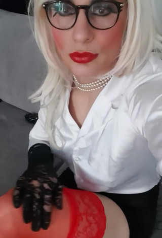 JessicaXD: Můžete čekat na recepci, jsem si jistý, že vám to nevadí ...