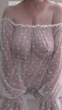 Stor röv i olika trosor. Bystig MILF med en läcker figur i en sexig outfit. PAWG.
